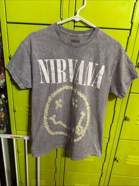 NIRVANA Washed Gray Daisy Smile  Daisies Tee